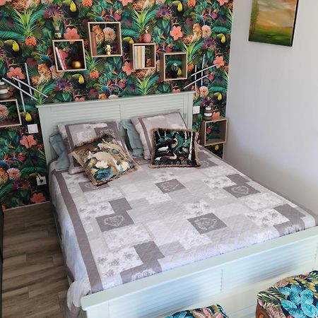 Les Papillons D'Uzes Bed and Breakfast Saint-Laurent-la-Vernède Εξωτερικό φωτογραφία